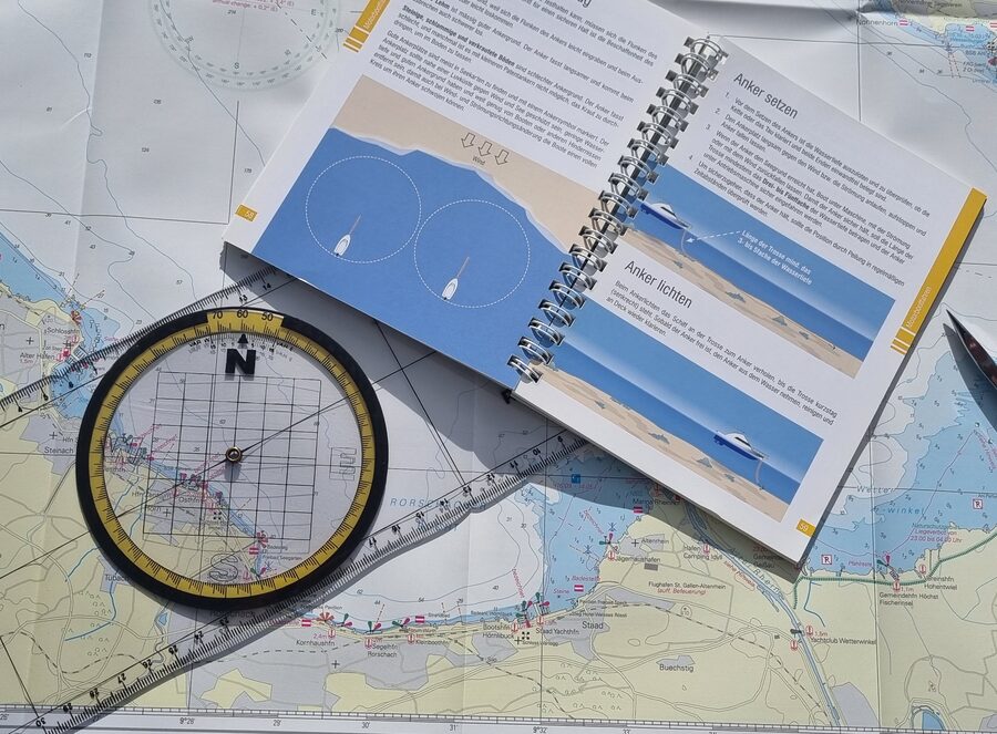 Seekarte vom Bodensee mit Navigationsbesteck und Lehrbuch